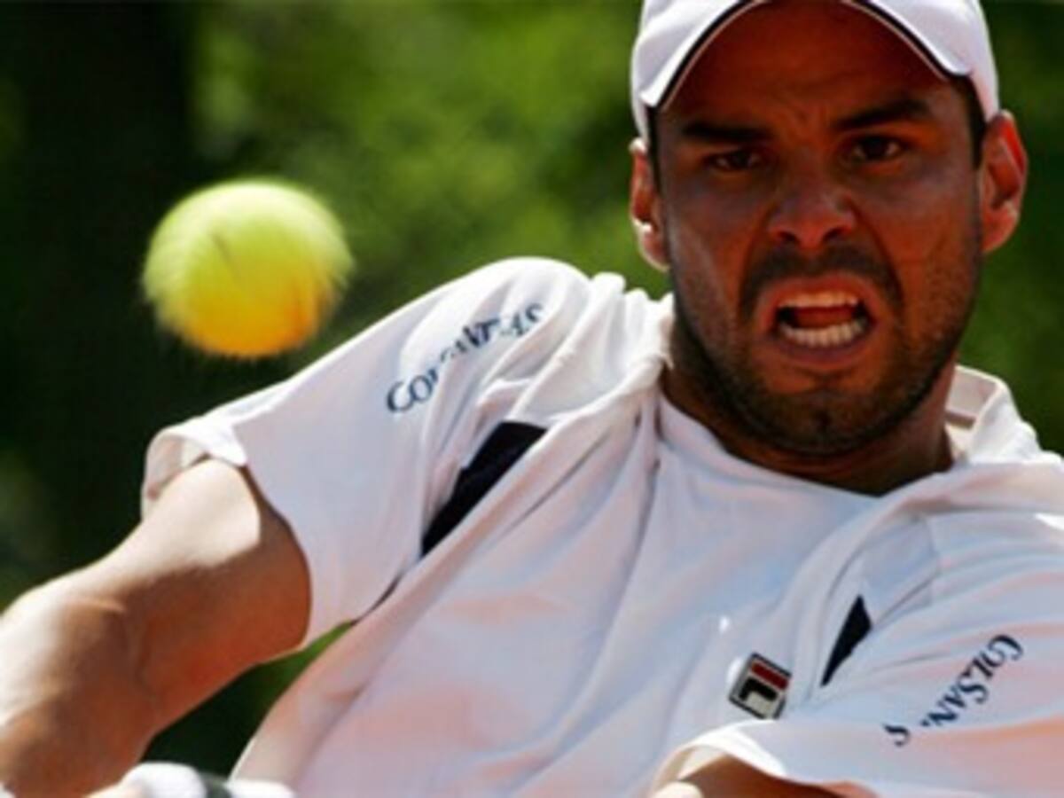 Falla gana y espera a Federer en 2ª ronda de Roland Garros