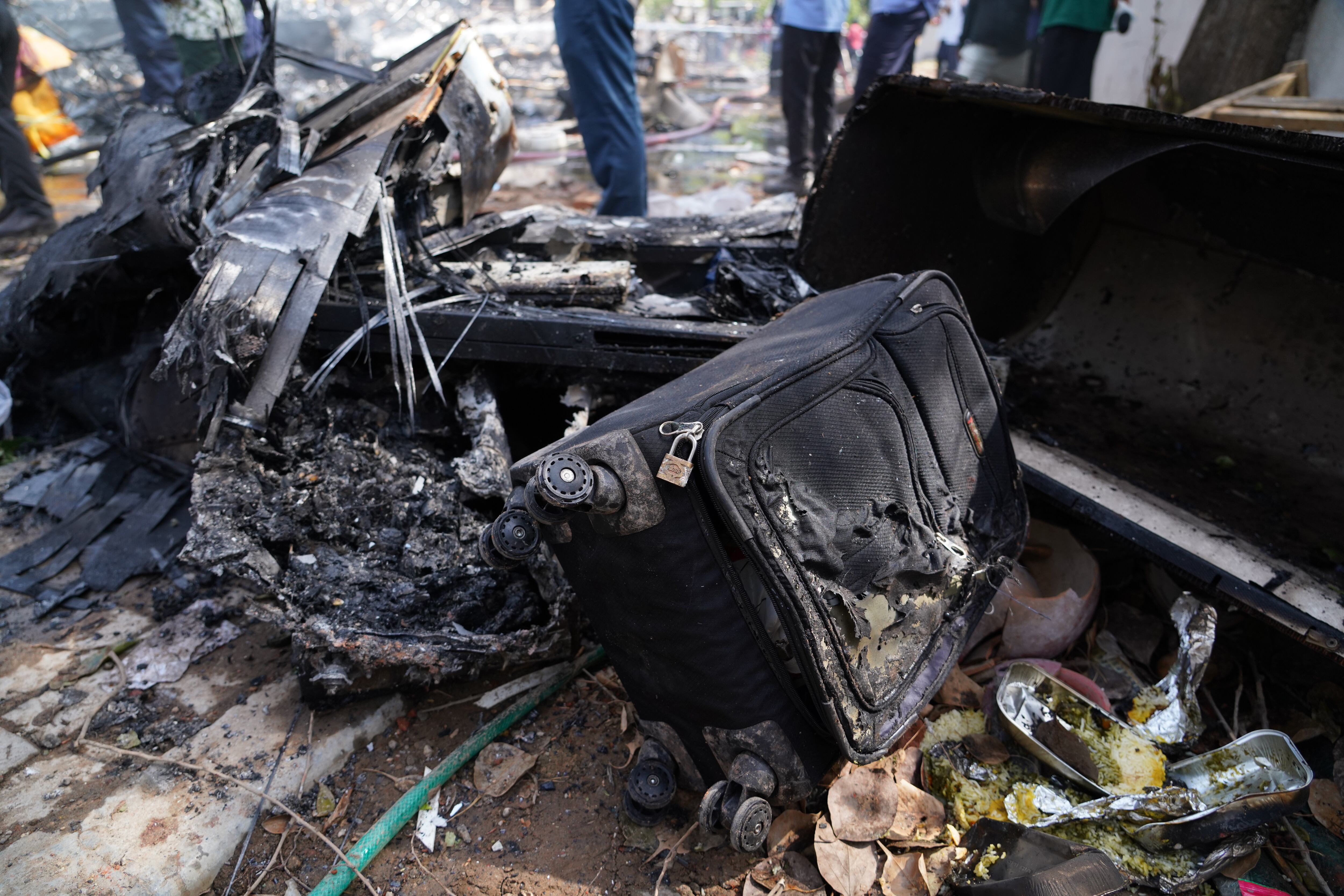 AHMEDABAD (India), 12/06/2025.- Debris at the site of a plane crash near Sardar Vallabhbhai Patel International Airport in Ahmedabad, Gujarat, western India, 12 June 2025. Air India flight AI171, bound for London carrying 242 passengers and crew members on board a Boeing 787-8 aircraft, crashed minutes after take-off in the Meghaninagar area of Ahmedabad. (Londres) EFE/EPA/SIDDHARAJ SOLANKI