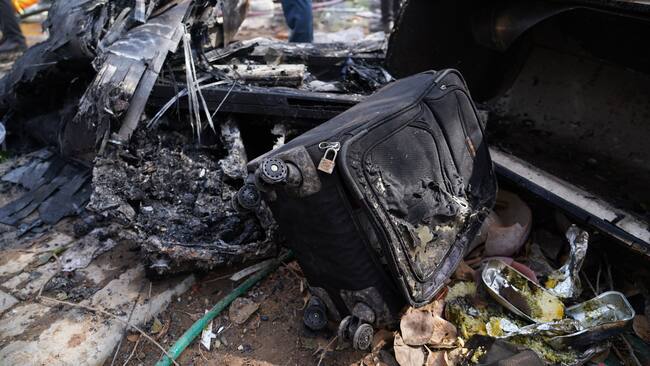 AHMEDABAD (India), 12/06/2025.- Debris at the site of a plane crash near Sardar Vallabhbhai Patel International Airport in Ahmedabad, Gujarat, western India, 12 June 2025. Air India flight AI171, bound for London carrying 242 passengers and crew members on board a Boeing 787-8 aircraft, crashed minutes after take-off in the Meghaninagar area of Ahmedabad. (Londres) EFE/EPA/SIDDHARAJ SOLANKI