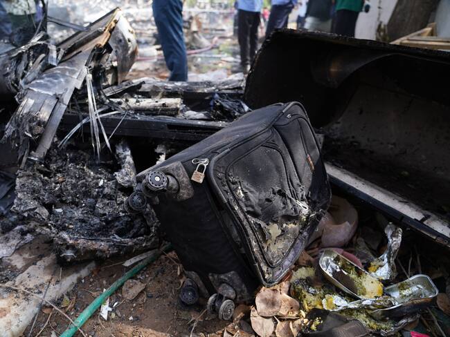 AHMEDABAD (India), 12/06/2025.- Debris at the site of a plane crash near Sardar Vallabhbhai Patel International Airport in Ahmedabad, Gujarat, western India, 12 June 2025. Air India flight AI171, bound for London carrying 242 passengers and crew members on board a Boeing 787-8 aircraft, crashed minutes after take-off in the Meghaninagar area of Ahmedabad. (Londres) EFE/EPA/SIDDHARAJ SOLANKI