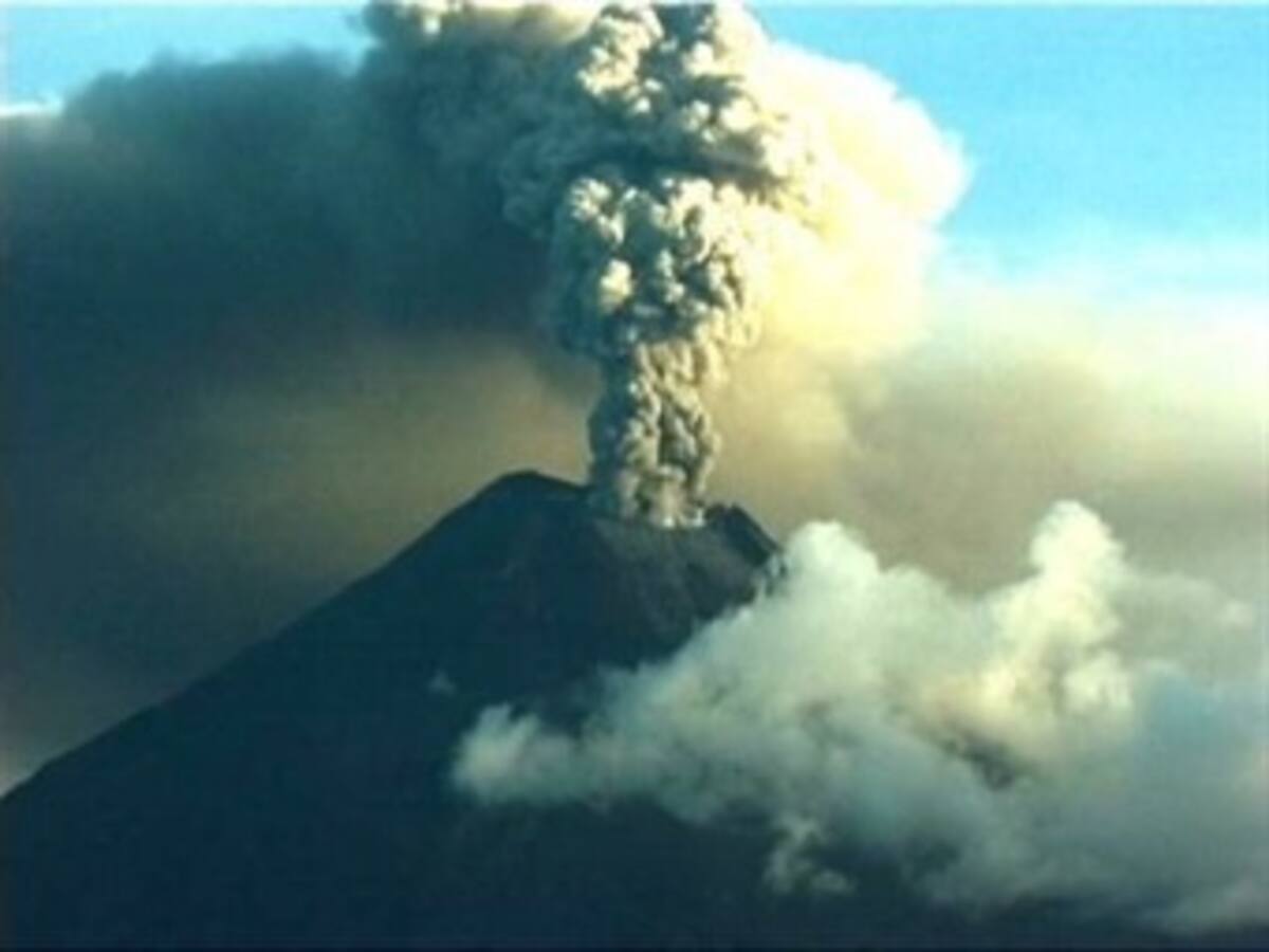 Leve caída de ceniza en tres poblados de Ecuador tras pulso de volcán Tungurahua