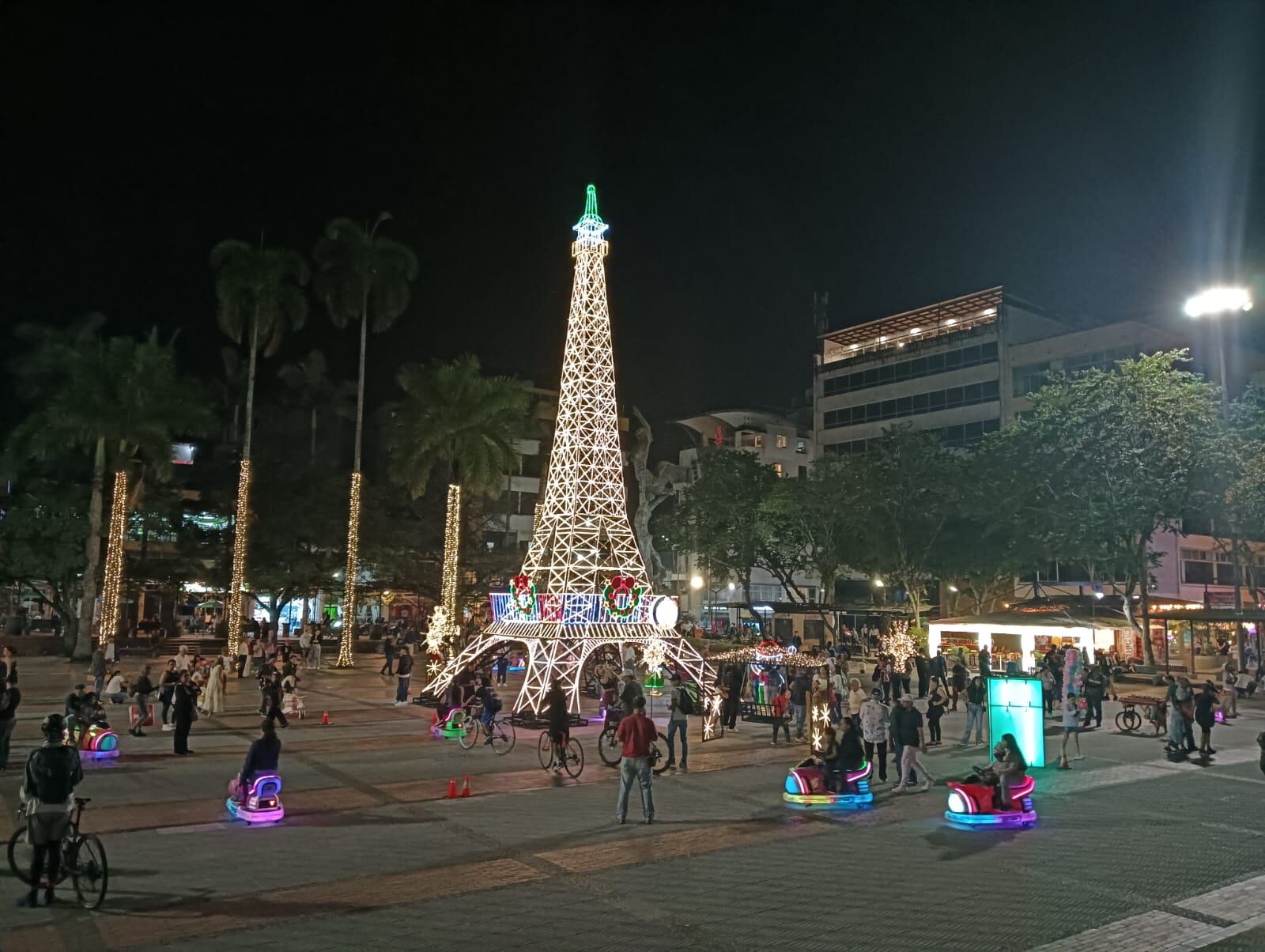 La réplica de la torre Eiffel en el alumbrado navideño en la plaza de Bolívar de Armenia. Foto: Adrián Trejos