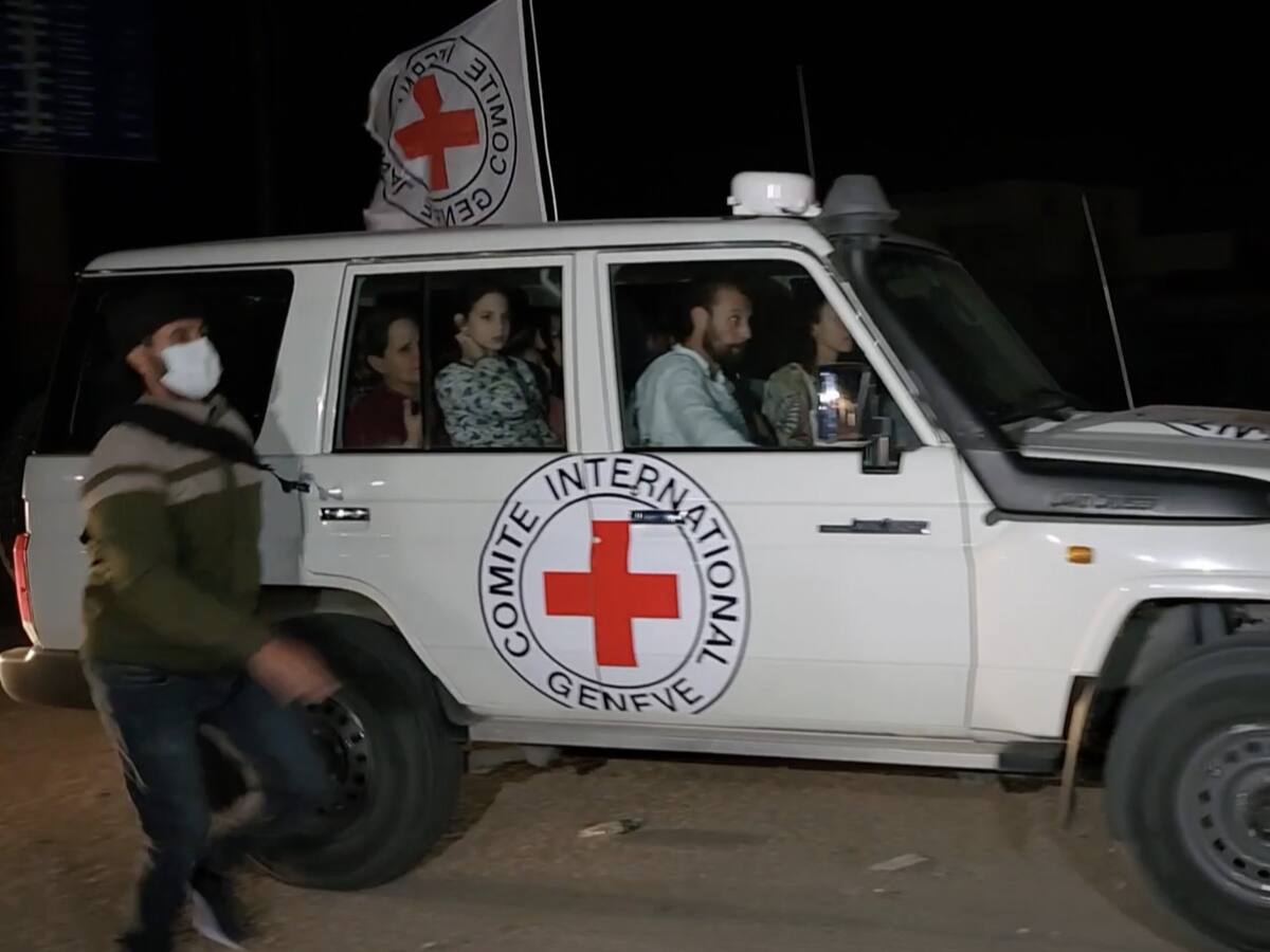 Tras horas de retraso, Israel liberó 39 presos palestinos en canje por 13 rehenes