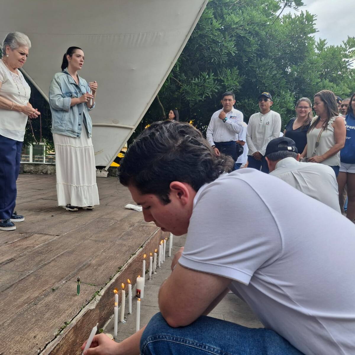 Velatón en Armenia elevando oraciones por la pronta recuperación de Miguel Uribe