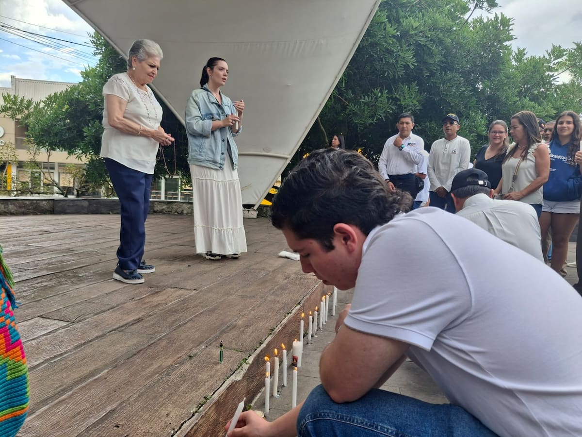 Velatón en Armenia elevando oraciones por la pronta recuperación de Miguel Uribe