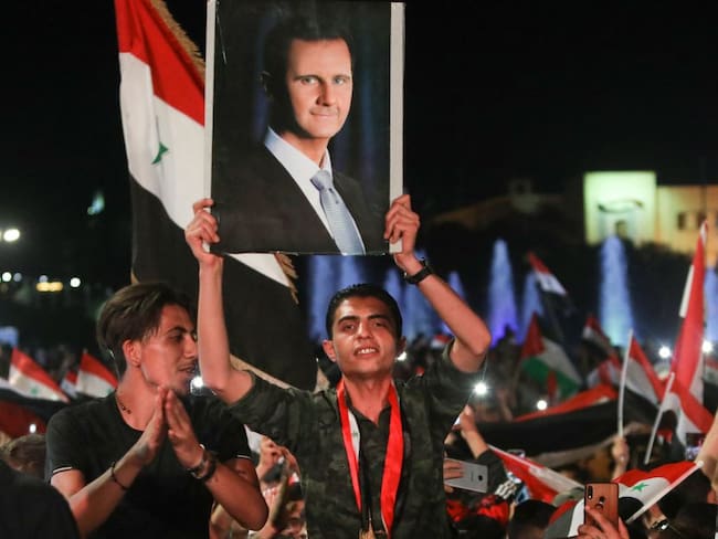 Cientos de seguidores del oficialismo sirio celebraron el triunfo de Bashar al Asad. 