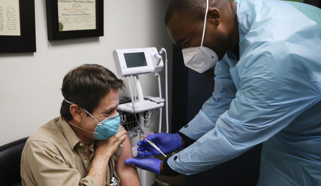 Un estadounidense recibe una dosis de la vacuna Pfizer y Biontech contra el coronavirus. 