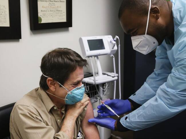 Un estadounidense recibe una dosis de la vacuna Pfizer y Biontech contra el coronavirus. 