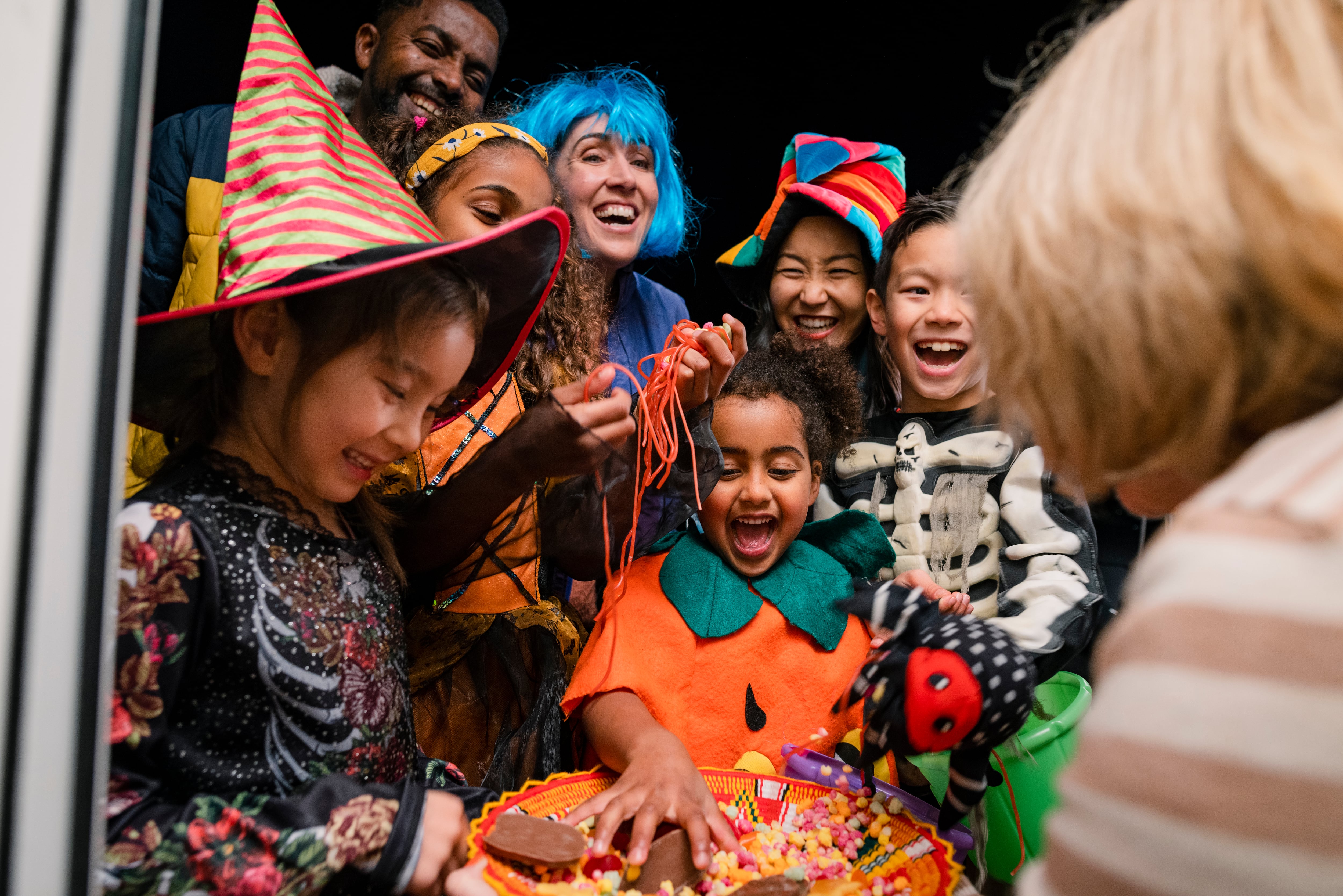 Niños pidiendo dulces el 31 de octubre durante la celebración de Halloween / Foto: GettyImages