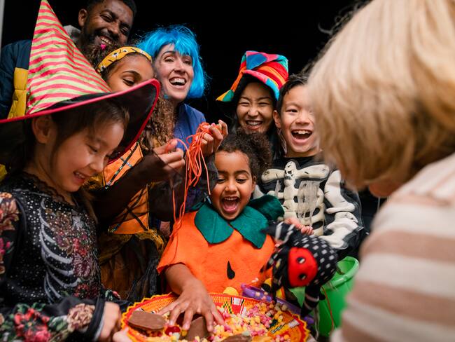 Niños pidiendo dulces el 31 de octubre durante la celebración de Halloween / Foto: GettyImages