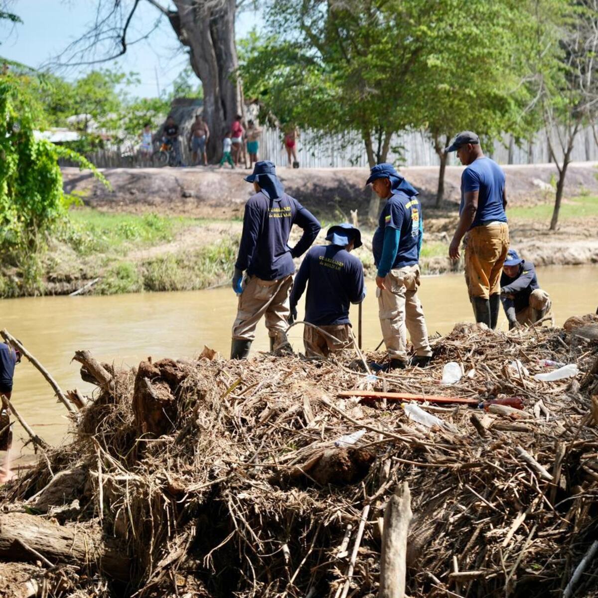 Guardianes de Bolívar: servicio y coraje ante emergencia por inundaciones en el sur