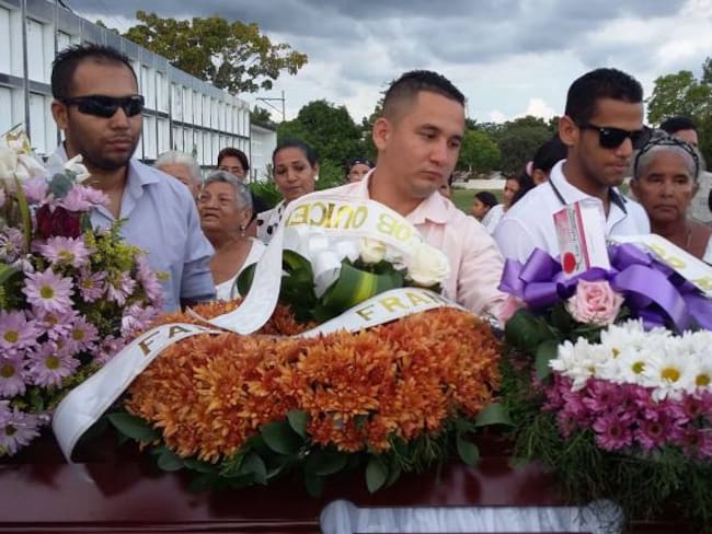 Lágrimas e indignación en sepelio de joven asesinado en Magangué
