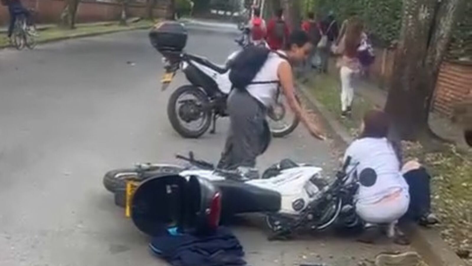 Murió motociclista que presuntamente huyó de un control vial; investigan a un agente de tránsito