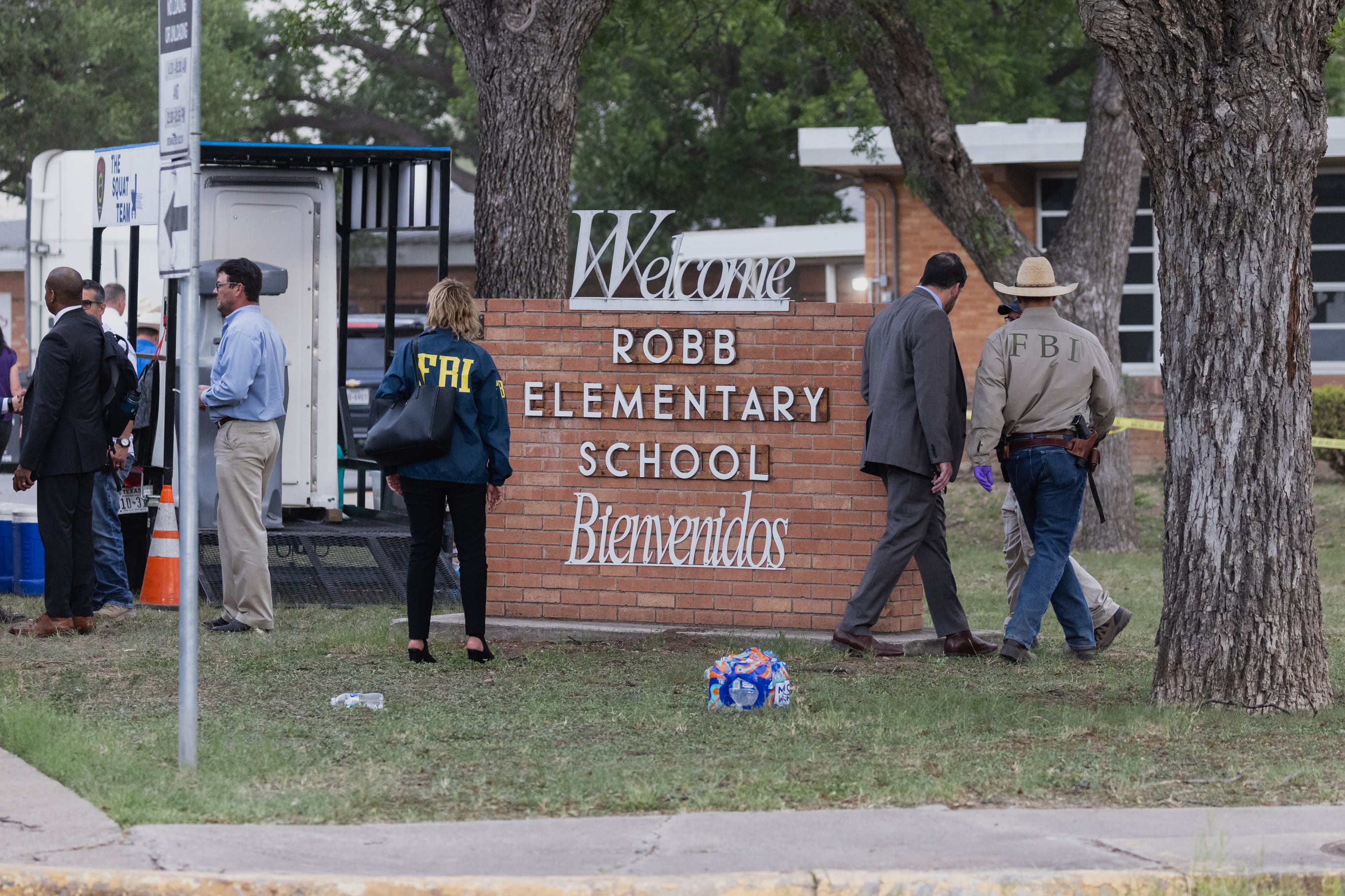 El Departamento de Seguridad Pública de Texas informó a los medios de que 19 niños y un adulto perdieron la vida en el tiroteo en el centro Robb Elementary School de Uvalde.