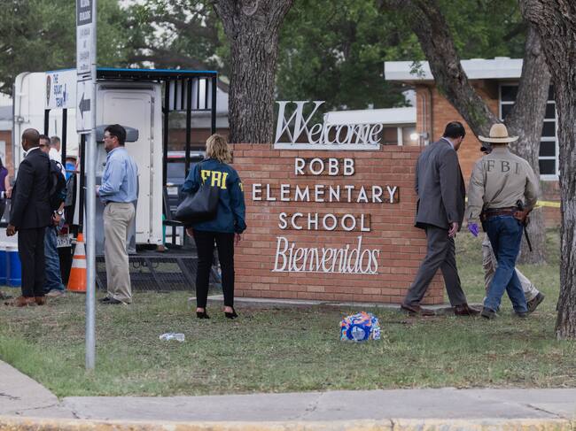 El Departamento de Seguridad Pública de Texas informó a los medios de que 19 niños y un adulto perdieron la vida en el tiroteo en el centro Robb Elementary School de Uvalde.
