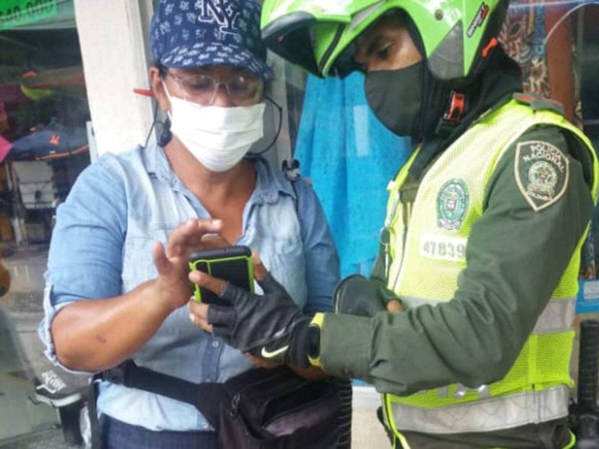 En Santa Marta una mujer se limpia la nariz con los tapabocas que vende