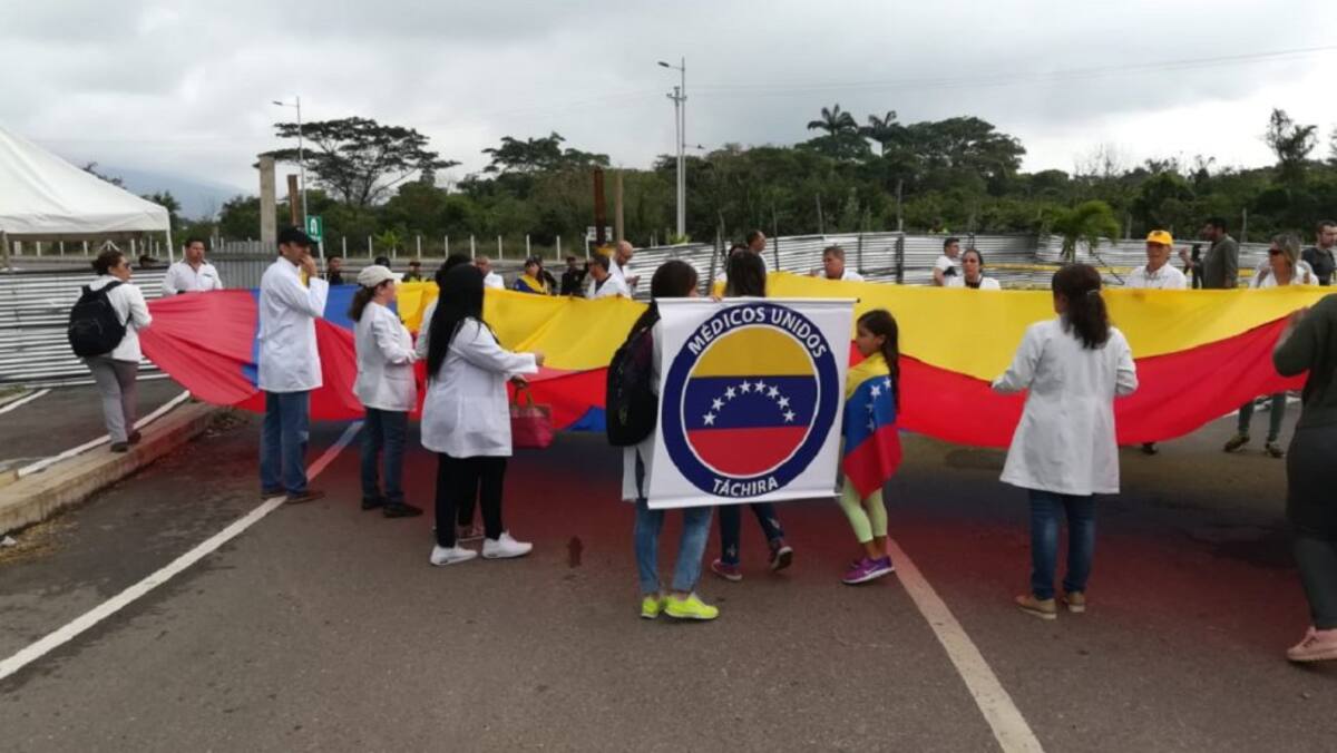 Más de 50 profesionales caminaron desde la frontera hasta el puente Tienditas para exigir garantías para sus pacientes.