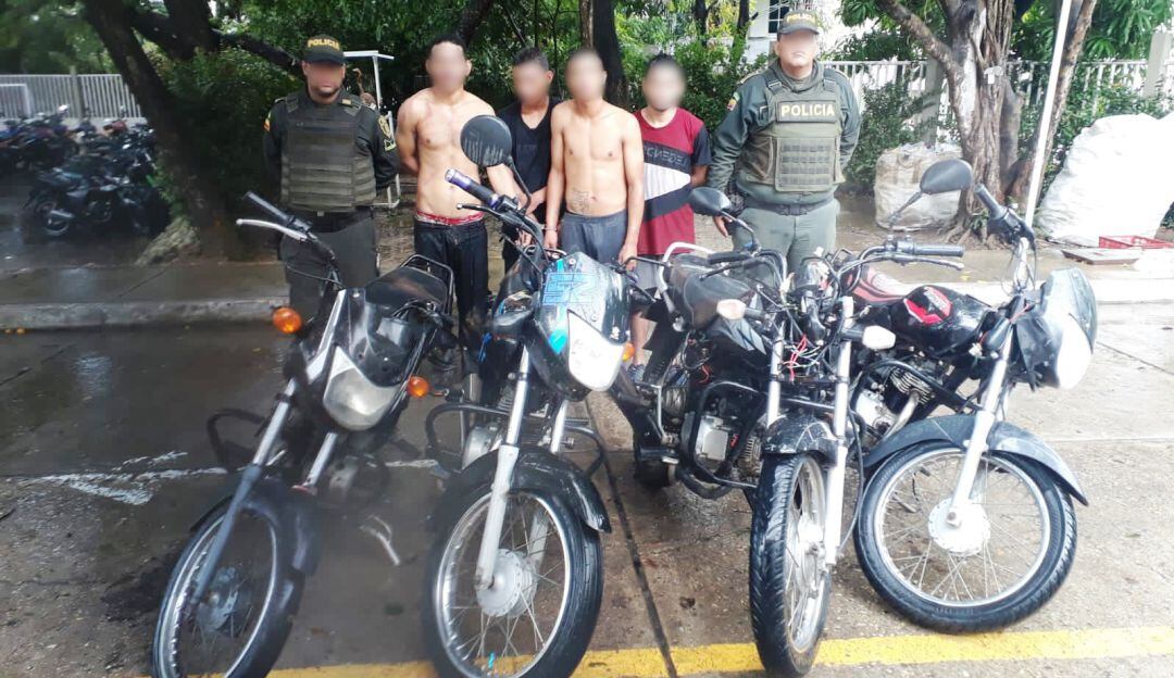 Los extranjeros fueron detenidos en el corregimiento de Pasacaballos y fueron recuperadas las cuatro motocicletas