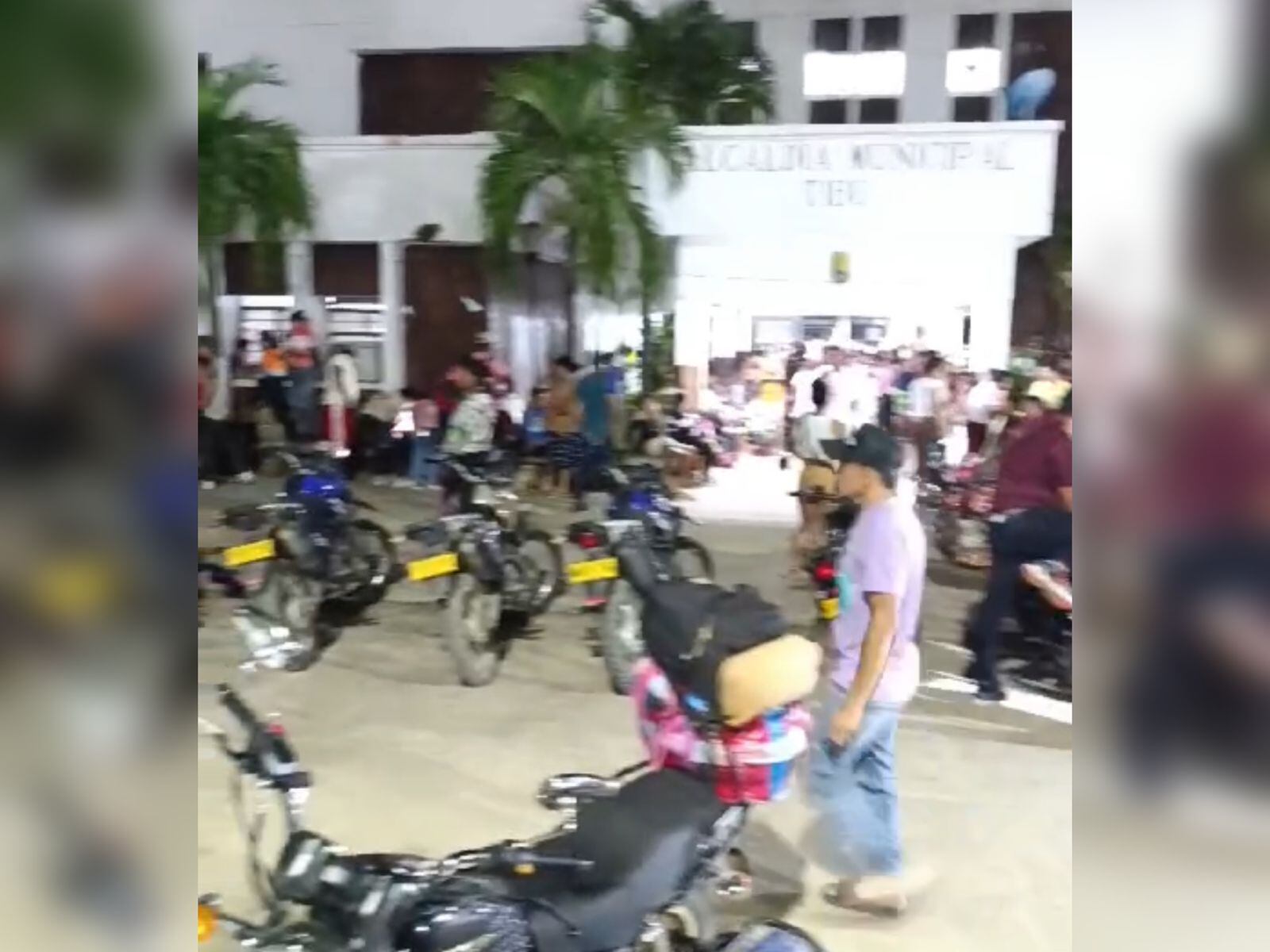 Desplazados a las afueras de la alcaldía de Tibú. / Foto: Cortesía.