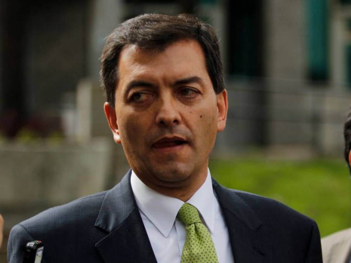 Luis Alfonso Hoyos sería imputado como persona ausente por caso hacker