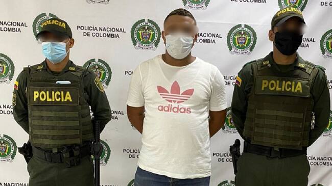 Este hombre de 29 años quien tenía una orden de captura vigente fue sorprendido cuando transitaba por el barrio San Francisco