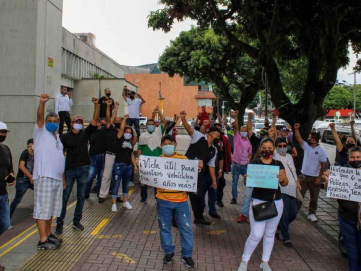 Protesta de habitantes de Marsella rechazando el pésimo estado de la vía
