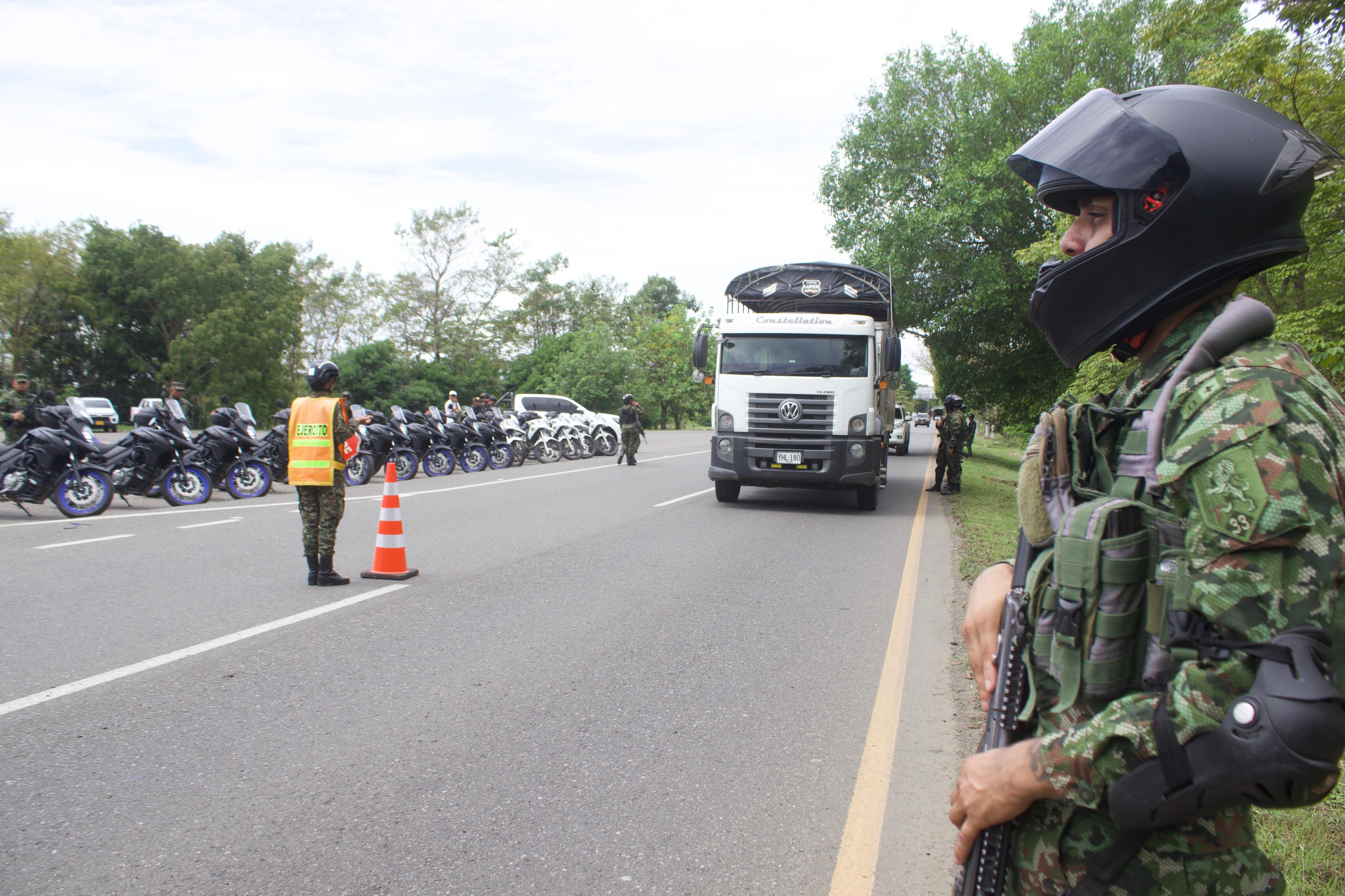 Soldados están desplegados en las carreteras de Córdoba, con el propósito de prevenir situaciones que atenten contra la seguridad de propios y visitantes.