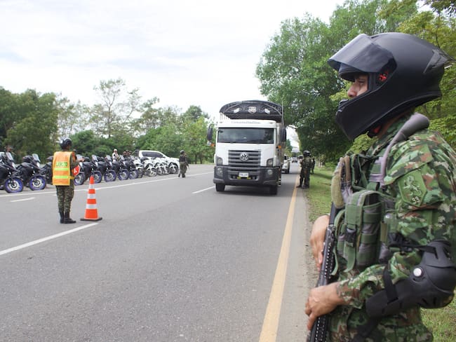 Soldados están desplegados en las carreteras de Córdoba, con el propósito de prevenir situaciones que atenten contra la seguridad de propios y visitantes.
