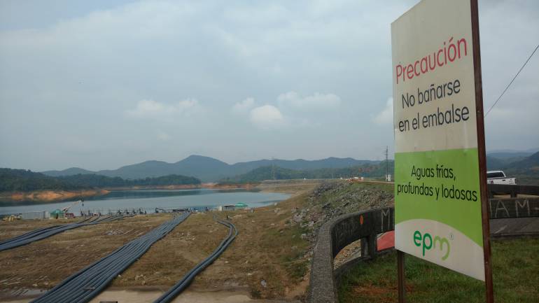 Trabajos de EPM para evacuar agua del embalse de El Peñol. 