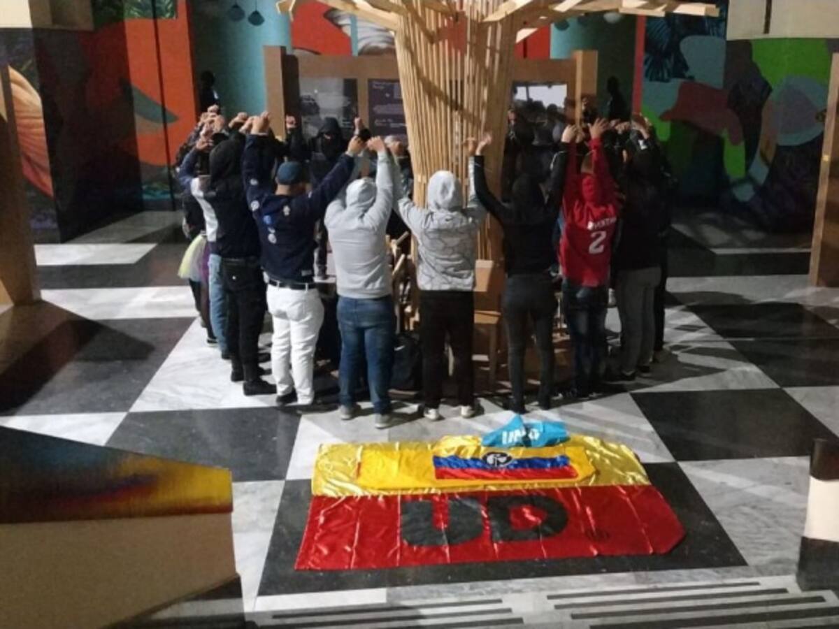 Estudiantes realizan manifestación en Biblioteca Nacional