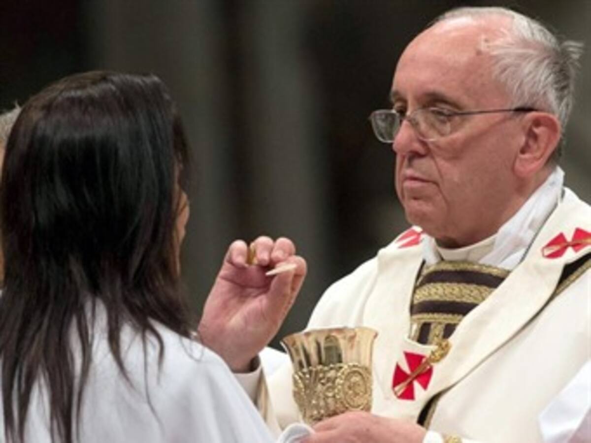 El papa Francisco autorizó a comulgar a una mujer divorciada