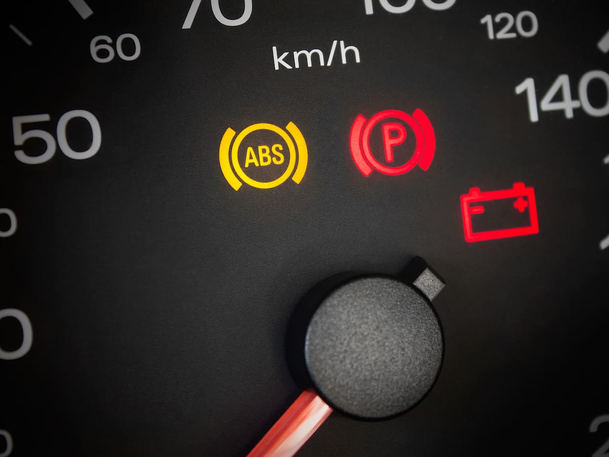 ¿Es peligroso? Esto significa ABS en el tablero del carro: lo que se hace si se enciende