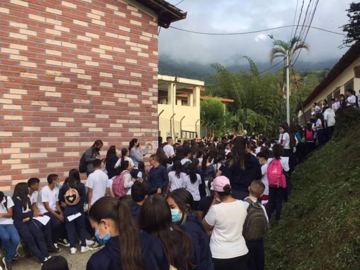 Por malas condiciones, estudiantes de un colegio en Cocorná salieron a paro
