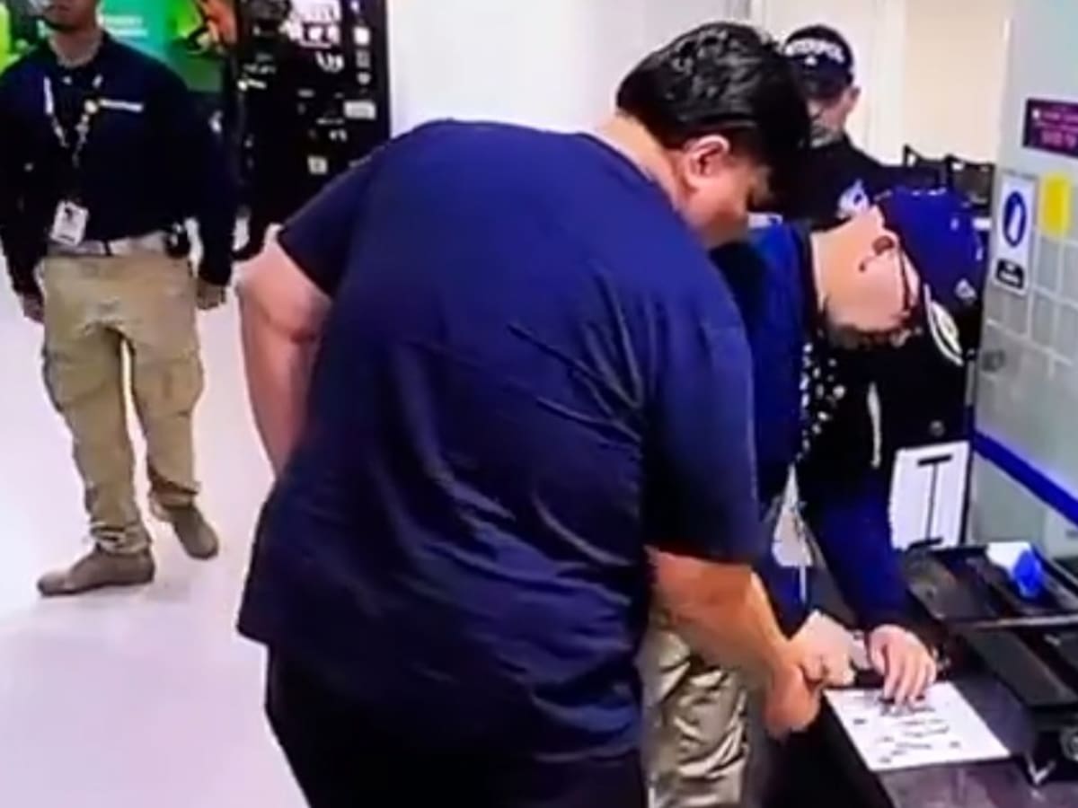 Así uniformaba y cargaba de droga alias ‘Poporro’ a los migrantes en su paso a USA