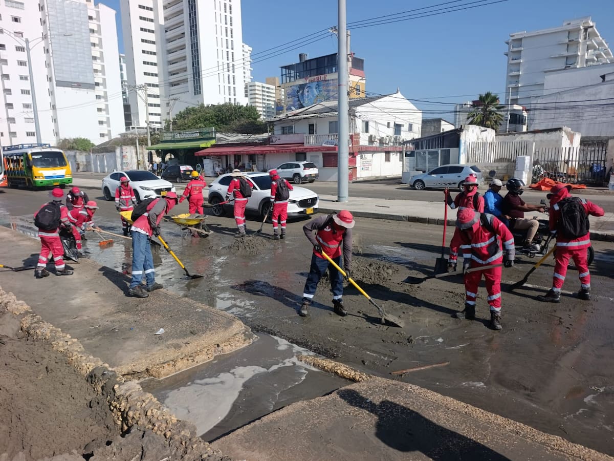 Veolia retira 21 toneladas de sedimentos tras mar de leva en Avenida Santander