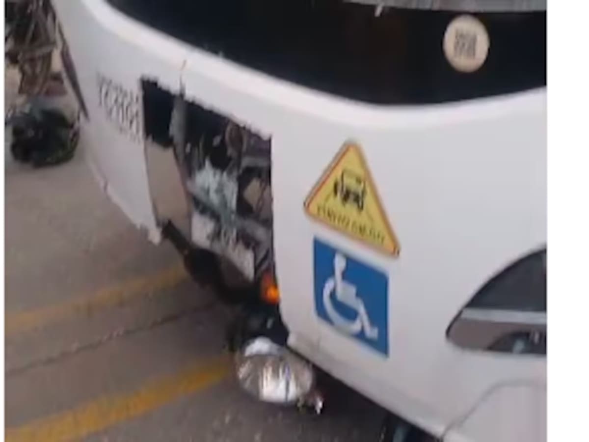 Moto y bus de TransCaribe involucrados en accidente cerca a la bomba El Gallo