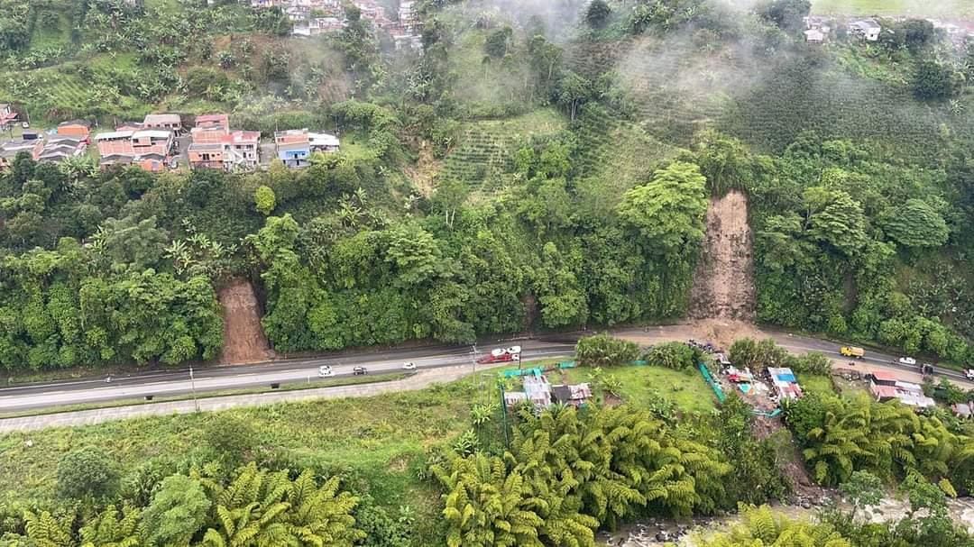 Deslizamientos en la vía La Romelia - El Pollo - Vías del Samán