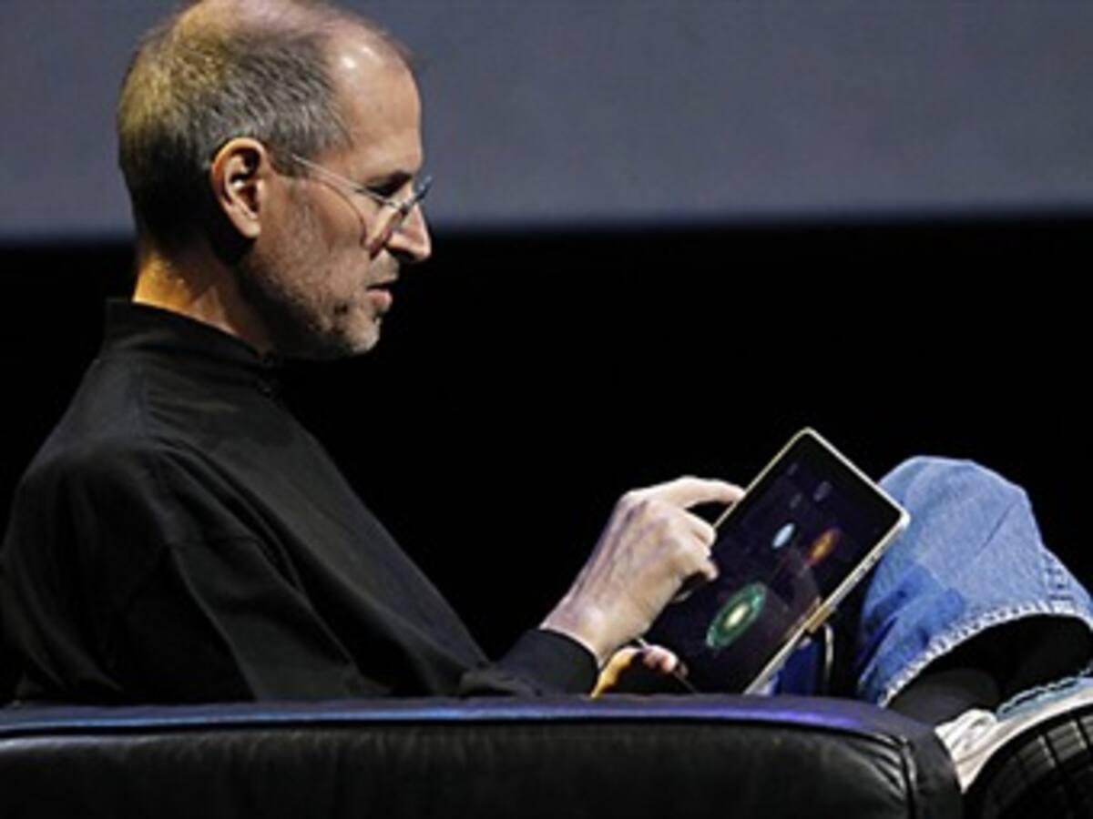 Steve Jobs aparece por sorpresa para presentar iPad 2