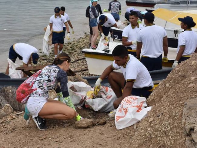 Adelantan jornada de limpieza en las playas de Tierrabomba