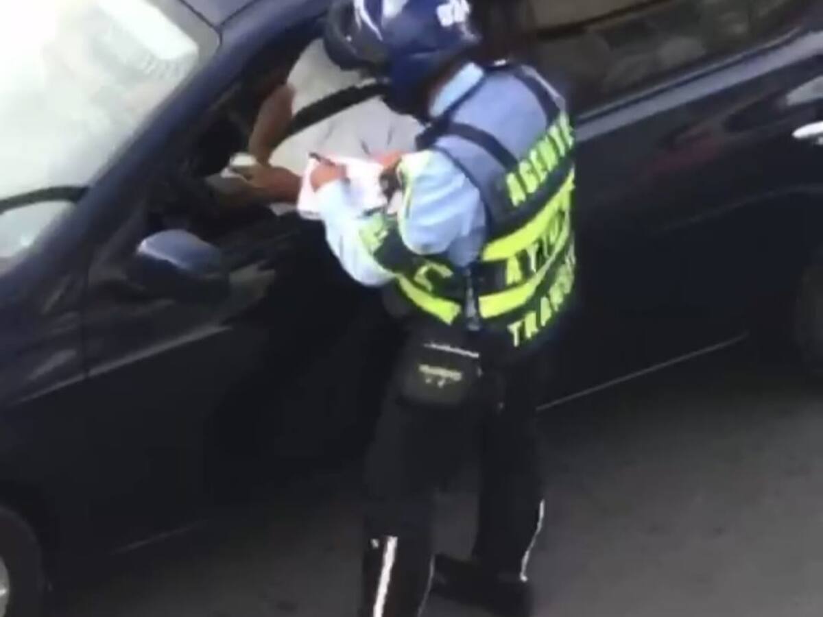 En Armenia investigan caso de presunta corrupción por parte de un agente de tránsito