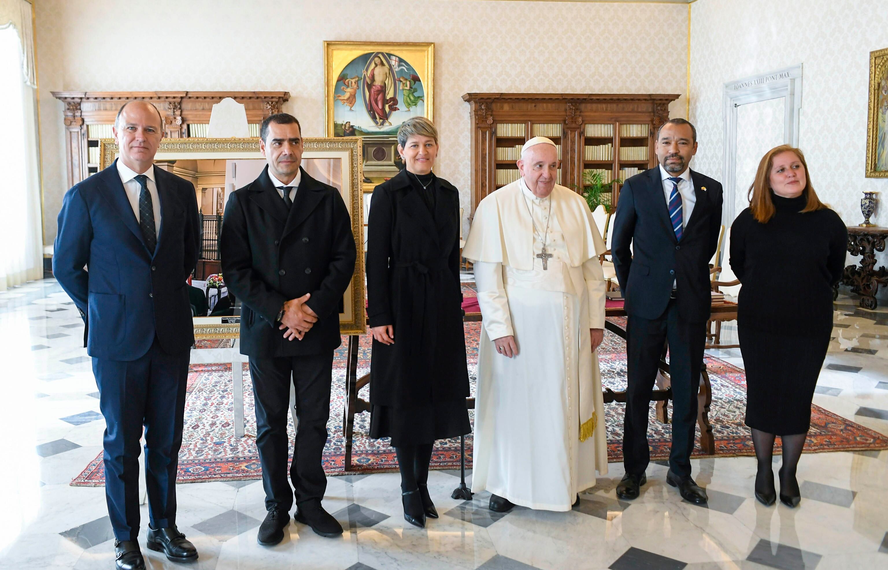 Vatican City (Vatican City State (holy See)), 14/01/2023.- A handout picture provided by the Vatican Media shows Pope Francis (3-R) receiving in audience Colombia's First Lady Veronica Alcocer Garcia (3-L) in Vatican City, 14 January 2023. (Papa) EFE/EPA/VATICAN MEDIA HANDOUT HANDOUT EDITORIAL USE ONLY/NO SALES