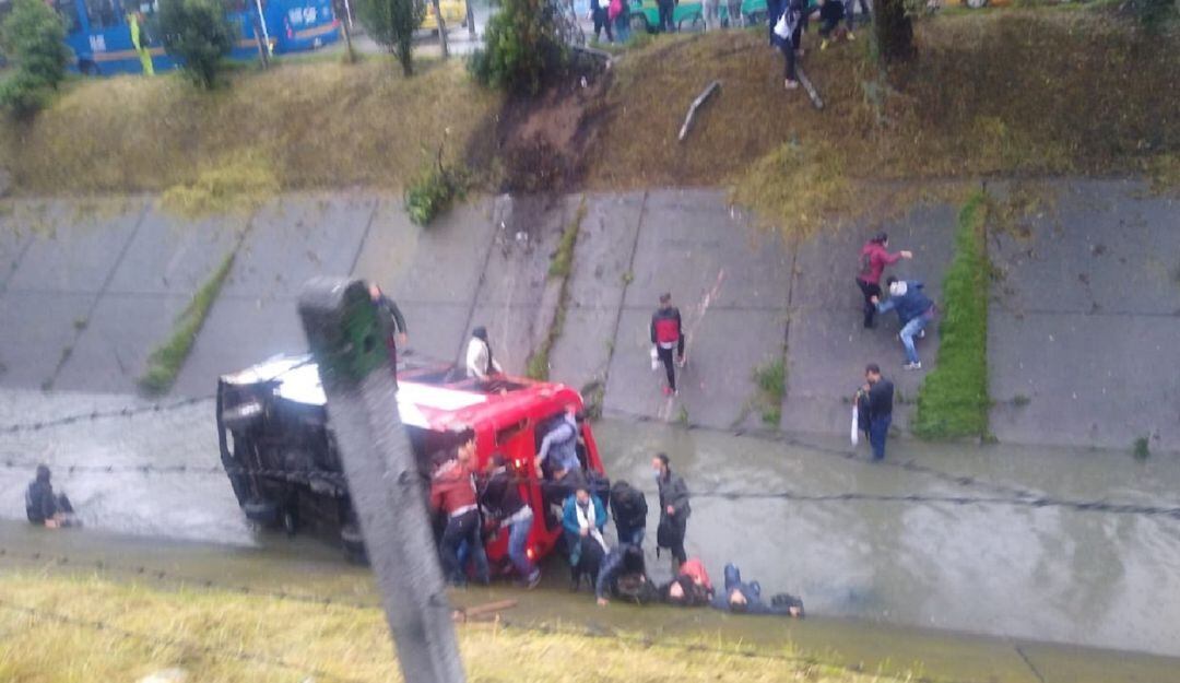 Bus con 19 pasajeros cayó a un caño en Bogotá