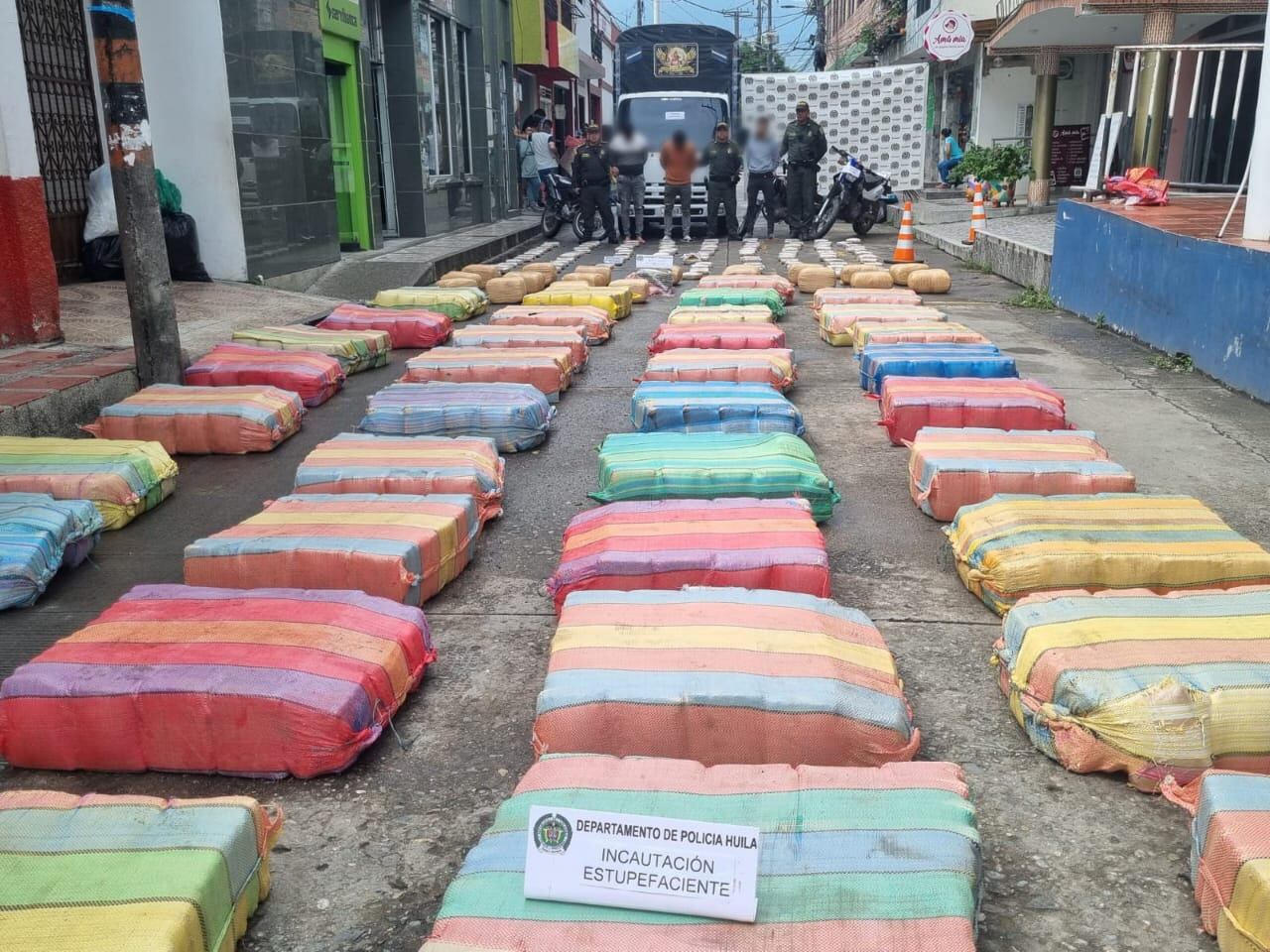 Esta marihuana que al parecer habrían salido del Cauca con destino al interior del país, tres personas fueron capturadas y tres motocicletas y un vehículo fueron inmovilizados.