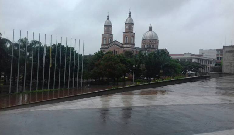 Día lluvioso en Armenia, al fondo la iglesia San Francisco
