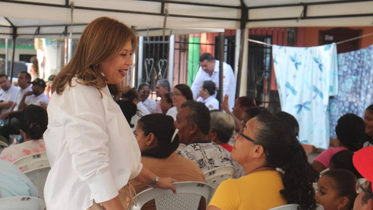 Alcaldesa de Turbaco entregó 100 títulos de vivienda en barrio El Paraíso
