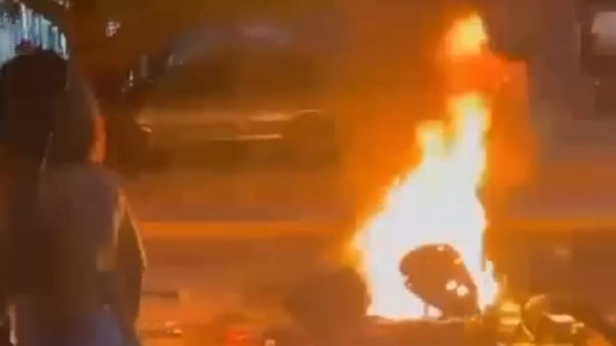 Intervención por ruido en barrio de Santa Marta termina en disturbios y quema de moto de la Policía