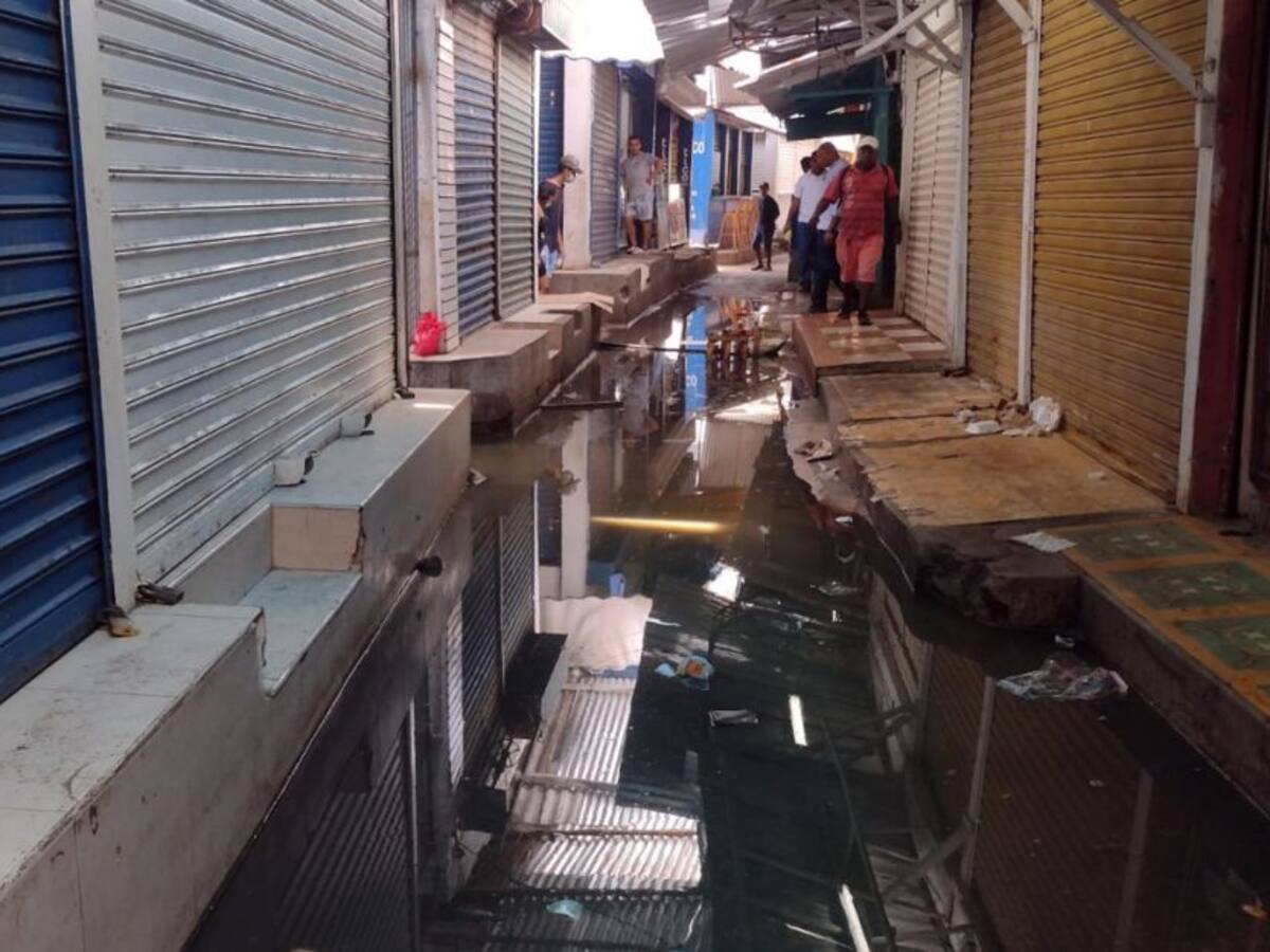 Comerciantes de Bazurto en emergencia ambiental por aguas negras