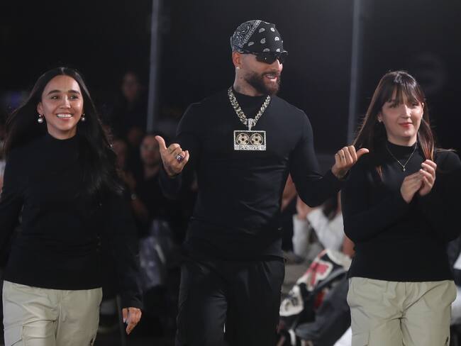 AME2925. MEDELLÍN (COLOMBIA), 29/10/2024.- El cantante colombiano Maluma asiste a un desfile junto a la diseñadora Ana Villegas (i), durante el lanzamiento de su marca de ropa Remanence con la colección NEXIS, este martes en Medellín (Colombia). EFE/Luis Eduardo Noriega Arboleda