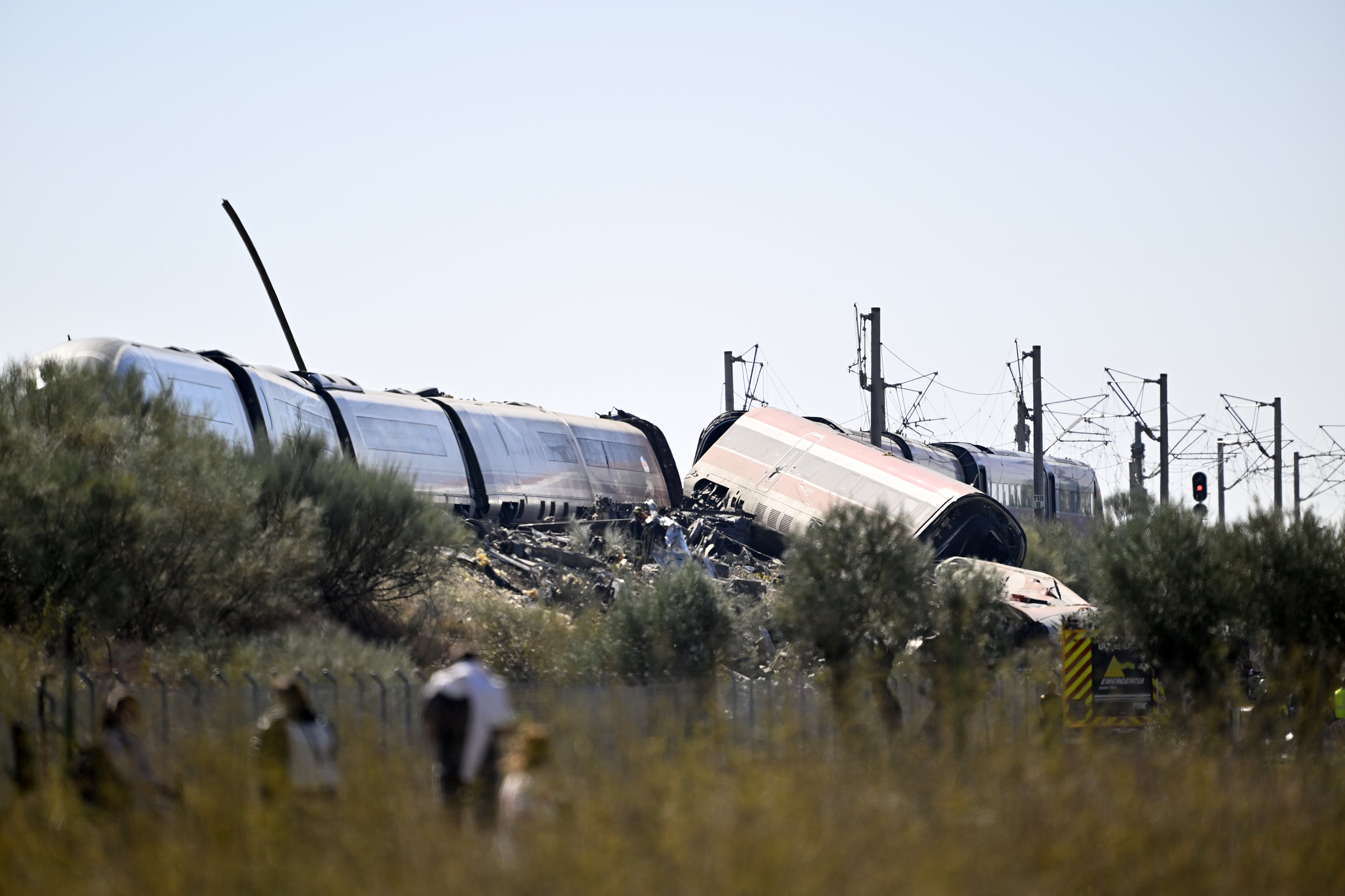TOLEDO, SPAIN - OCTOBER 28: Emergency teams work at the scene of a collision involving two high-speed trains near Urda station in Toledo province, Spain, on October 28, 2026. Imagen tomada de Getty Imagenes (Crédito: Anadolu / Colaborador)