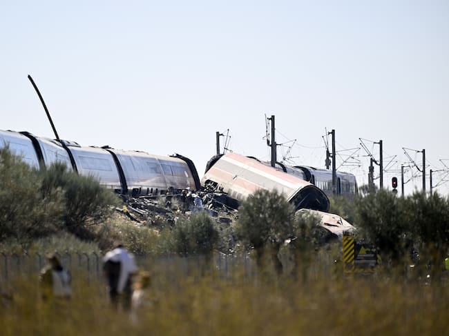 TOLEDO, SPAIN - OCTOBER 28: Emergency teams work at the scene of a collision involving two high-speed trains near Urda station in Toledo province, Spain, on October 28, 2026. Imagen tomada de Getty Imagenes (Crédito: Anadolu / Colaborador)